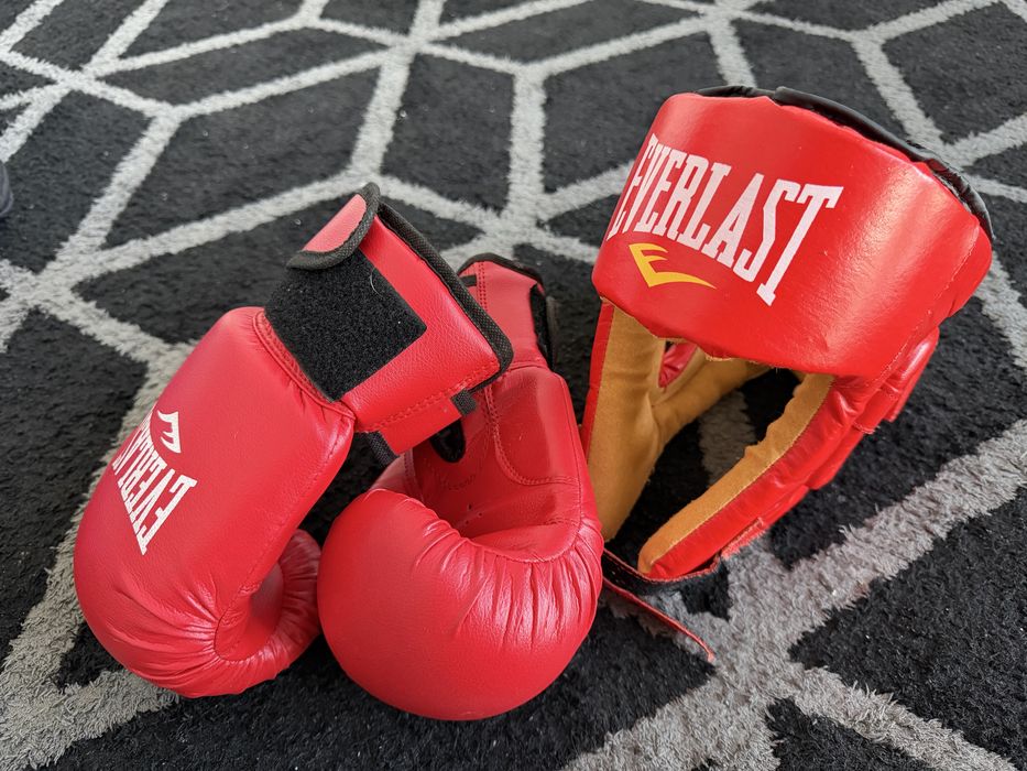 Продам шлем и боксерские перчатки