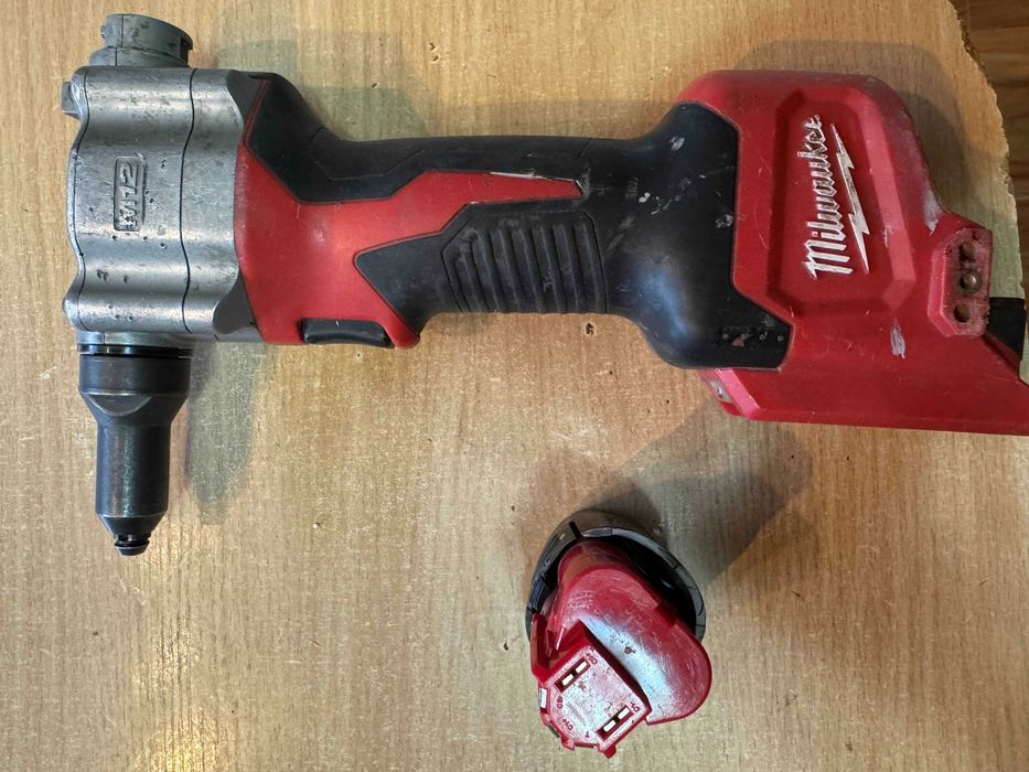 Акумулаторна нитачка Milwaukee M 12