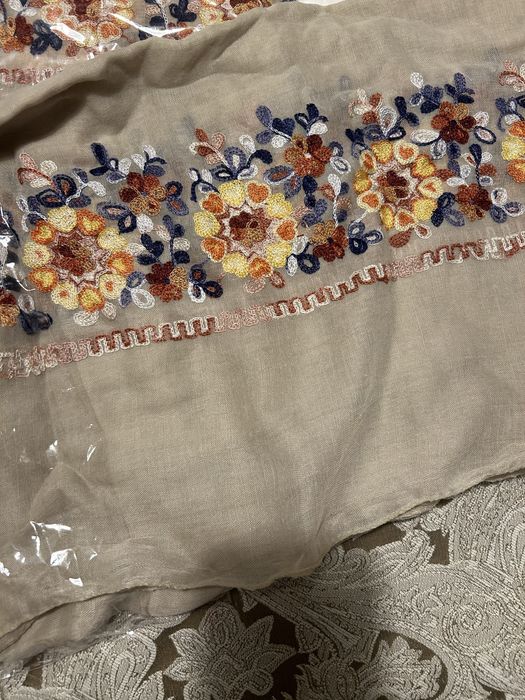 Vand esarfa in cu flori cusute manual