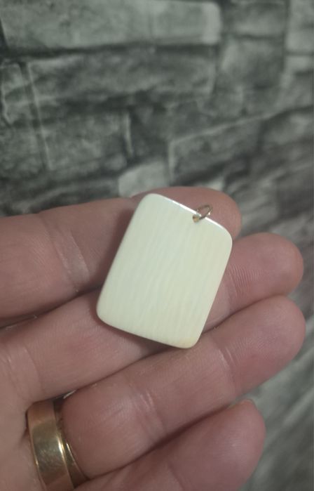 Pandant vechi lucrat manual ivory si anou din aur de 8k.