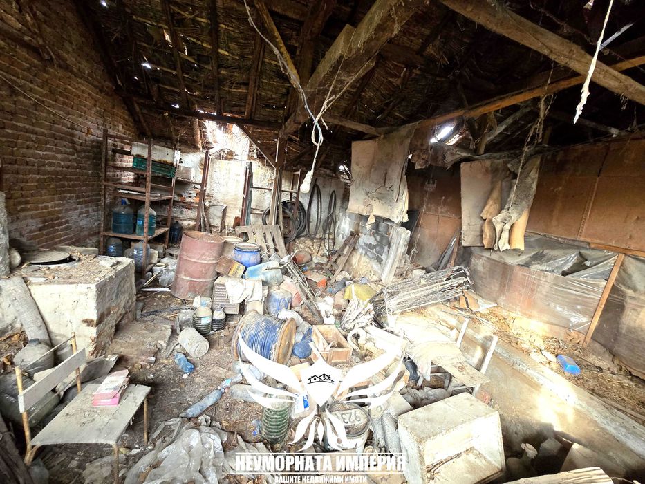 Продавам склад/селскостопански сгради 1450РЗП в имот 8700кв с.Боянци