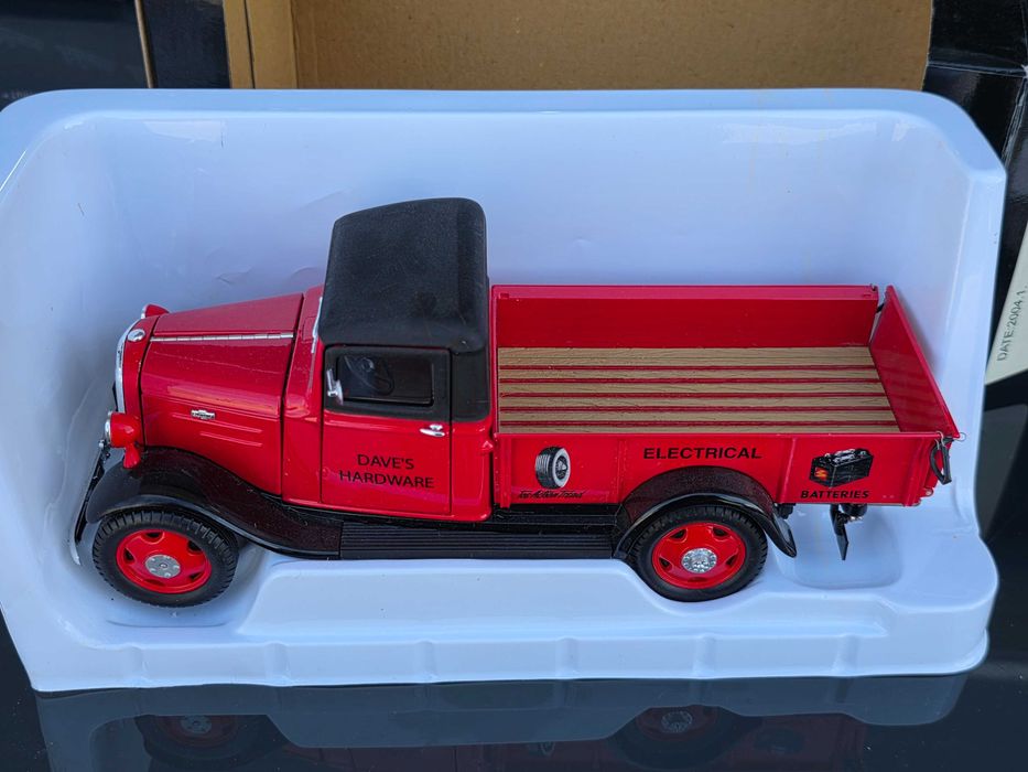 Macheta Auto 1/24 Unique Replicas 1935 Chevrolet Pickup 1 1/2 Ton Sedan Delivery