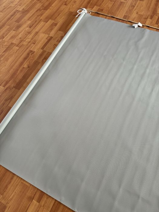 2 jaluzele rulou, una gri si una alba mai mica