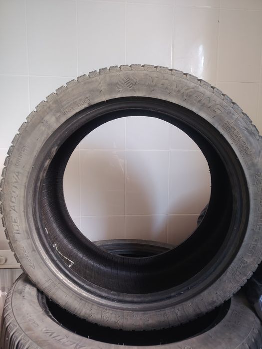 Продам шины зимние шипованные.
