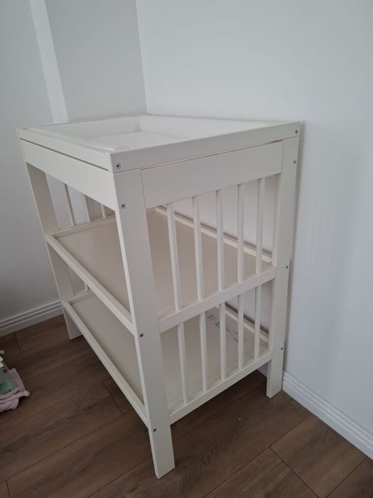 Masa de infasat bebelus ikea