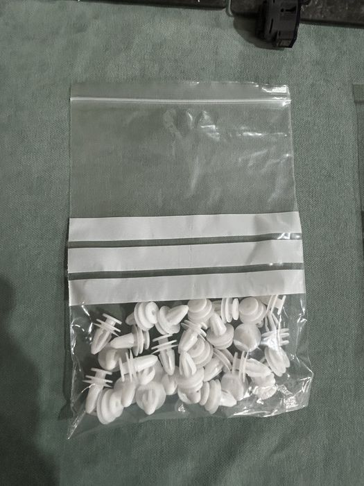Vand clipsuri caroserie auto si ornamente plastic