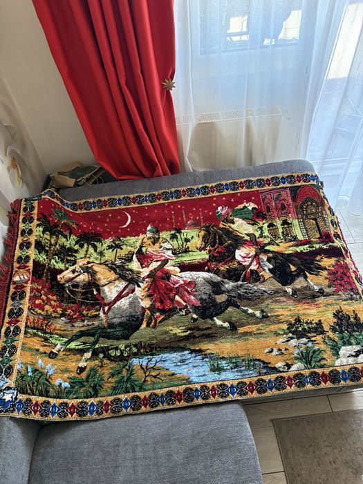 Carpetă vintage de perete cu călăreți – 180 × 120 cm – stare excelentă