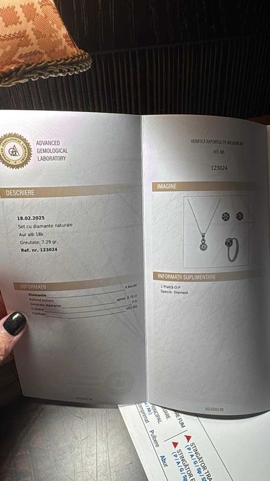 Set complet aur alb 18k cu diamante naturale si certificat.