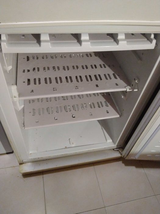 Хладилник с фризер Indesit