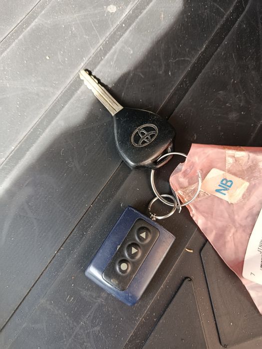 Продам ключи плюс брелок