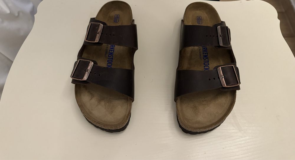 Sandale Birkenstock model Arizona, din piele nabuc maro închis