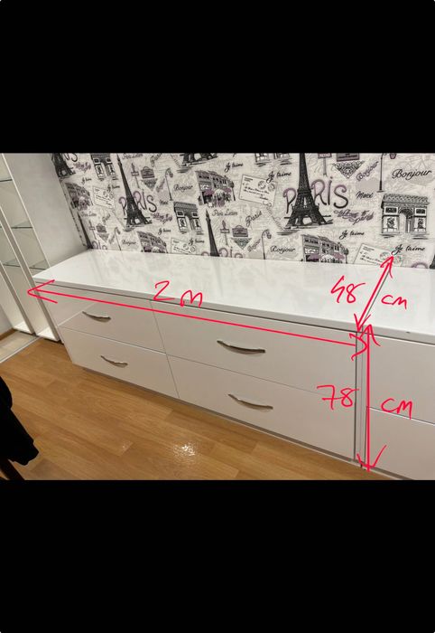 витрина бяла и стъклена дизайн и секция