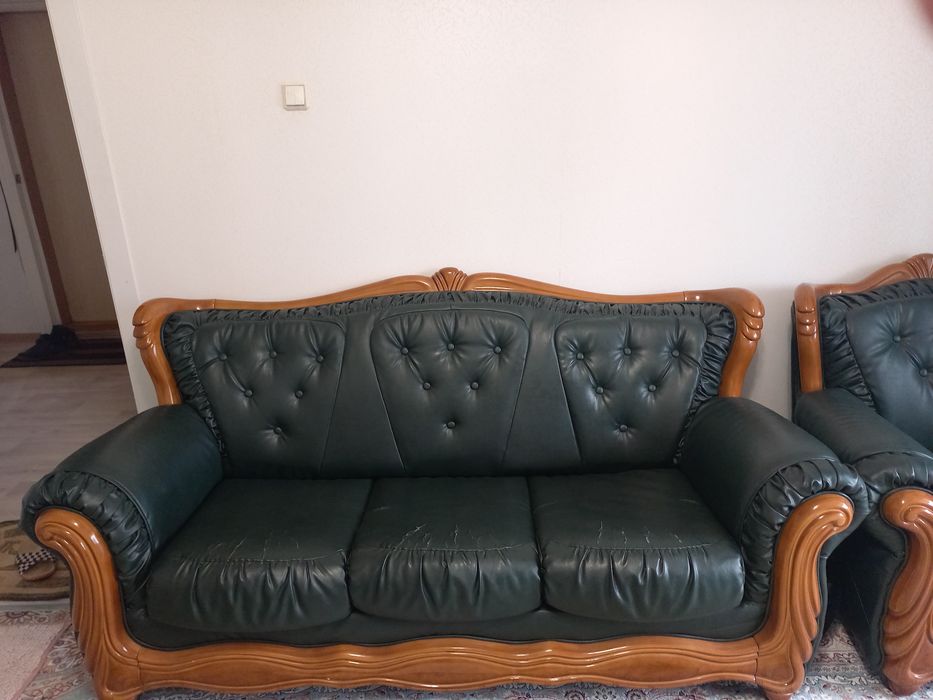 Продам диван с двумя креслами