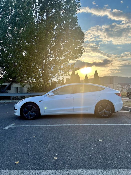 Tesla Model 3 SR+, baterie LFP 90%, an 12.2020  Autopilot 3