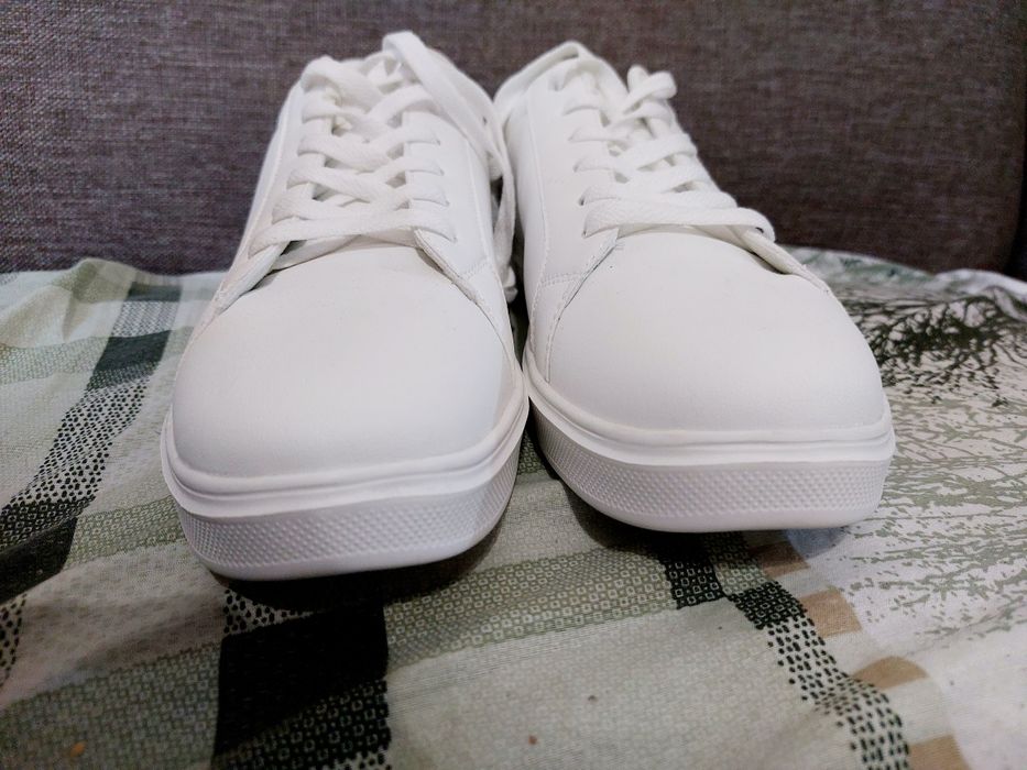 Нови бели маратонки