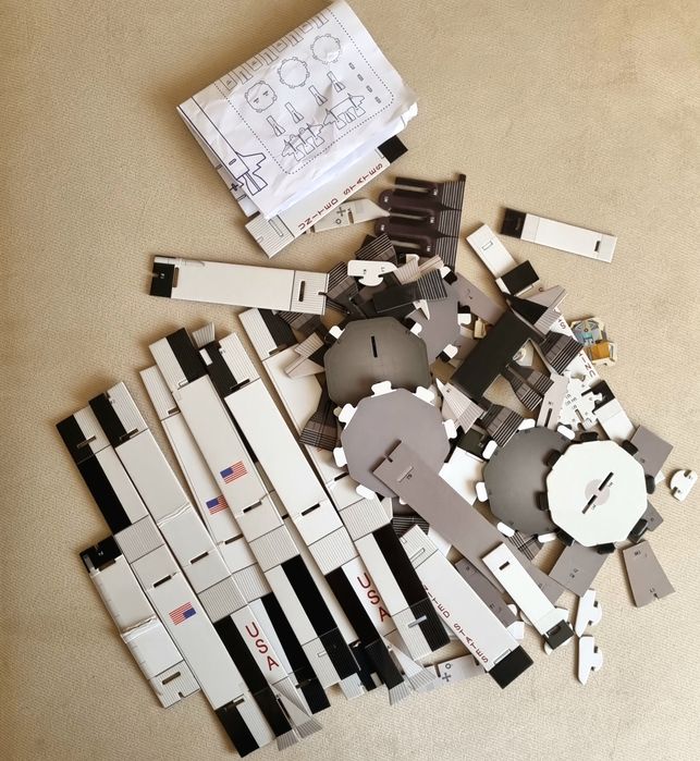 Две книги конструктори - "Човешкото тяло"  (нова) и "Ракета"