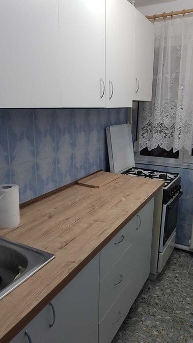 apartament de inchiriat 2camere sup.58mp sufragerie.dormitor baie bucatarie hol toate dotarile. aradul nou aproape de market tranvai .parter