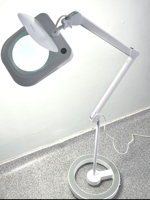 Косметологическая лампа-лупа