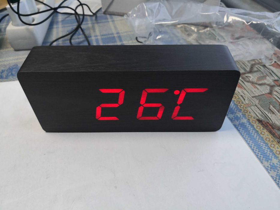 Ceas electronic imitatie lemn maro sau negru mare