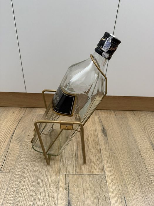 Бутилката от уиски 3л на стойка