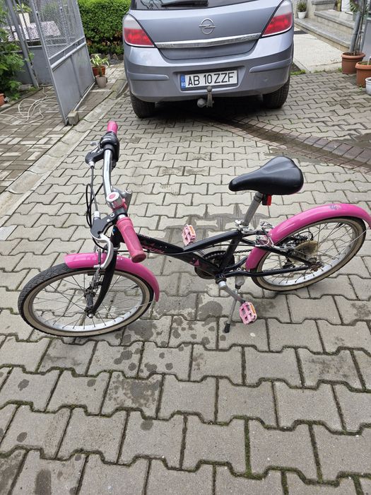 Vând bicicleta de copii cu roți de 20
