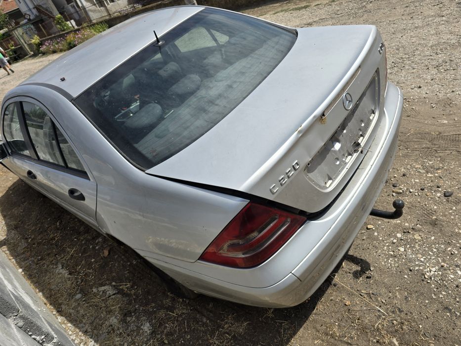 Продавам мерцедес ц220 автомат на части