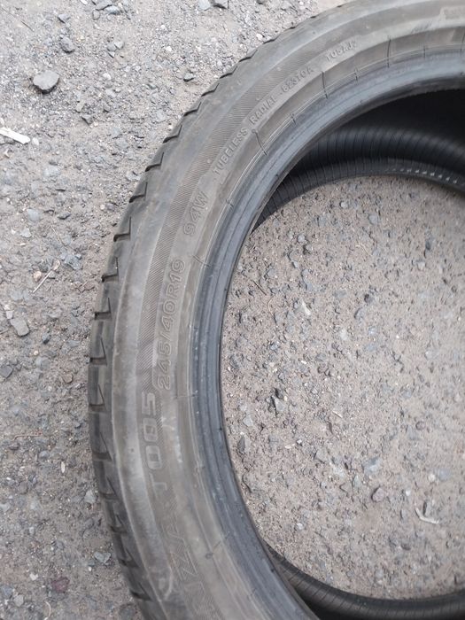 2 шины Bridgestone 245 40 R19.