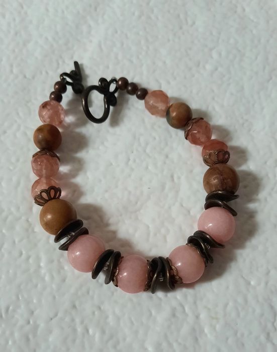 Браслеты из бисера и камней.