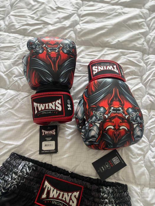 Продавам чисто нови боксови ръкавици 14oz и шорти L  TWINS