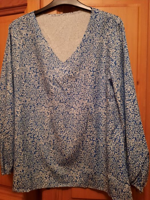 Bluza albastra cu mici flori albe mărimea L