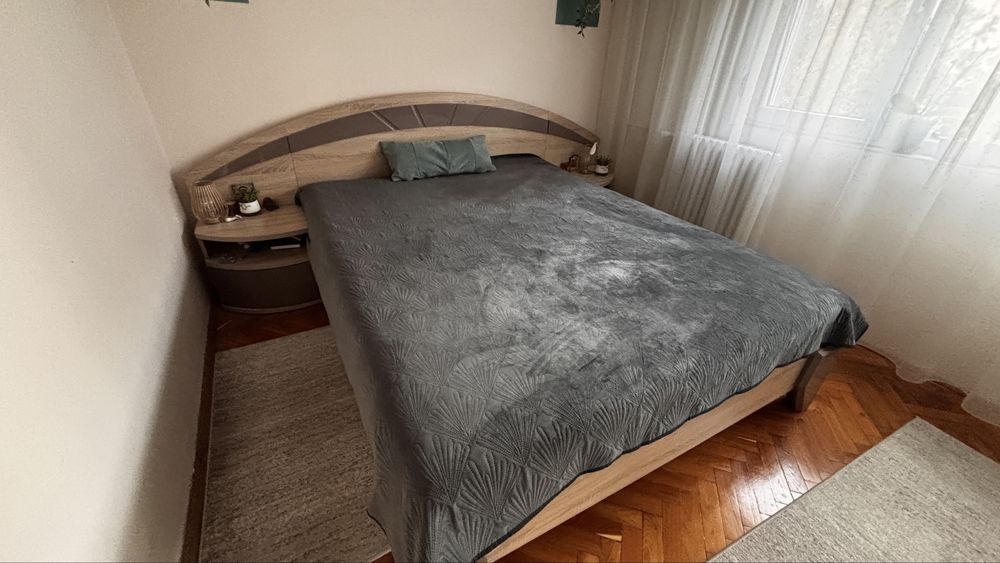 Par dormitor cu noptiere