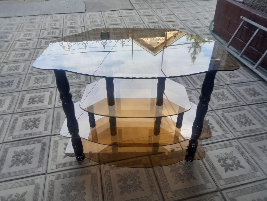 Стеклянный столик