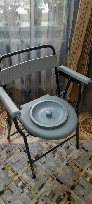 Продам инвалидное кресло и санитарный стул