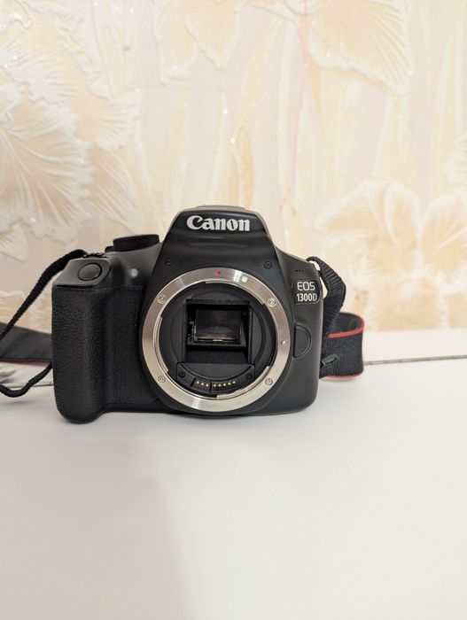 Продам зеркальный фотоаппарат Canon EOS 1300D
