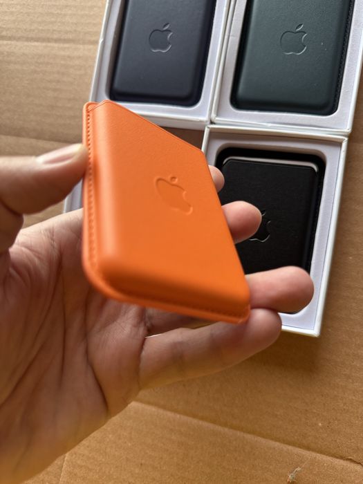 Apple Leather Wallet cu animatie Apple