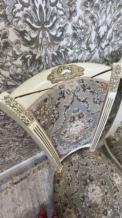 Стол со стульями