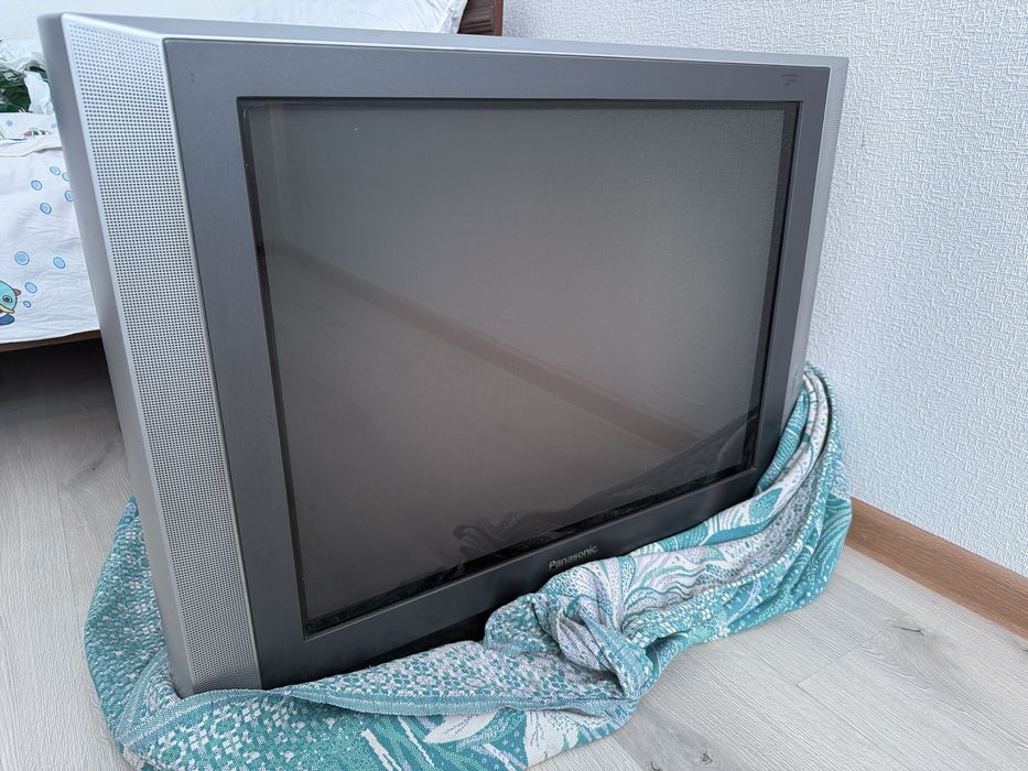 Отдам даром 2 кровати и телевизор