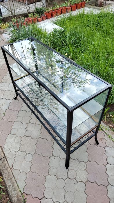 Vitrina sticla cu rama metalica magazin prezentare