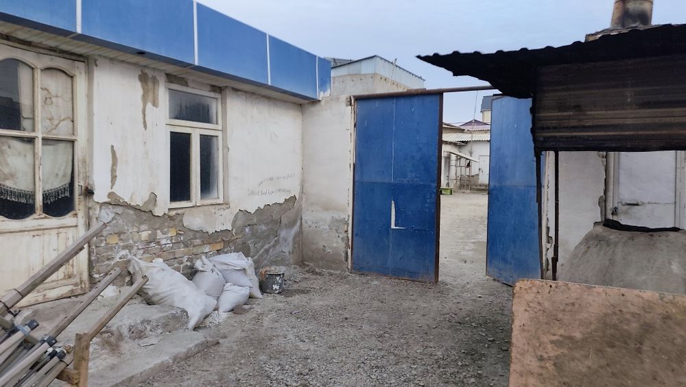 Qiziltepa bozorni ichidan joy sotiladi