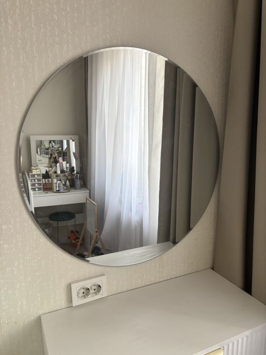 Туалетный столик вместе с зеркалом