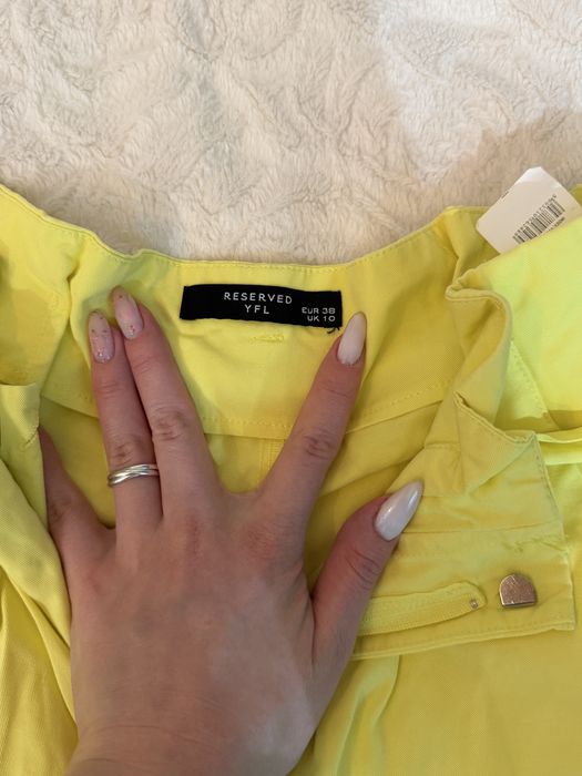 шорты желтые Reserved