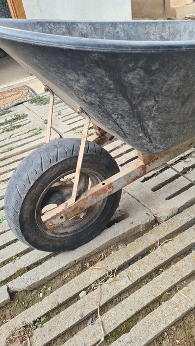 Vând roaba foarte solidă.