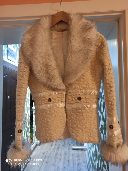 Продавам сако вълнено100%,, Юнона,,. Размер L. Цена 15 евро.