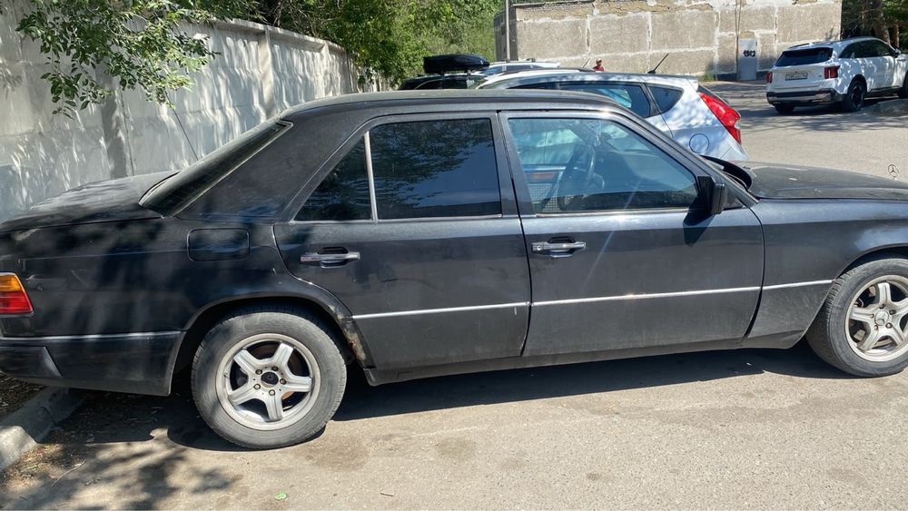Продам машину Мерседес 124