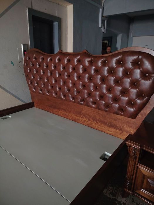 Продаётся кровать с 2 прикроватными тумбочками