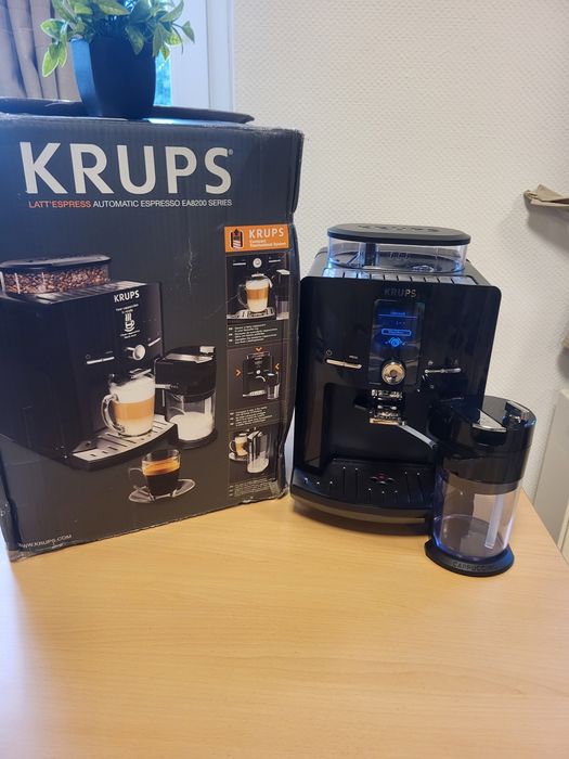 Кафеавтомат Krups Latt'Espress EA8298 с млечен контейнер и One Touch капучино Каферобот