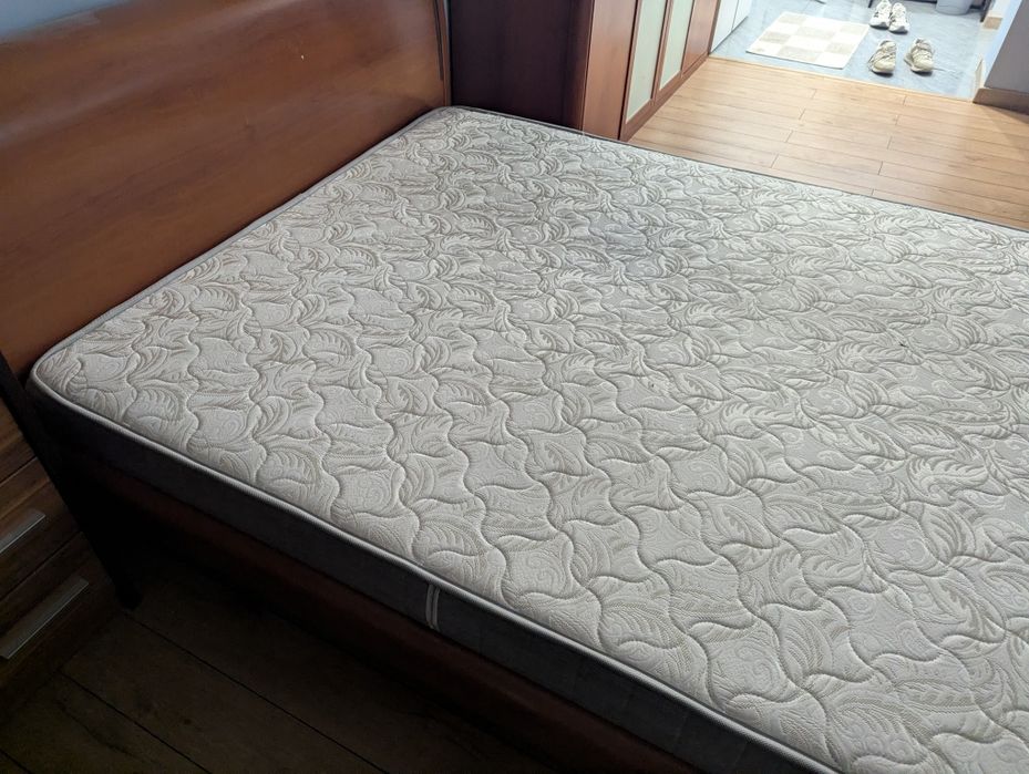 продам кровать с матрасом (б/у)