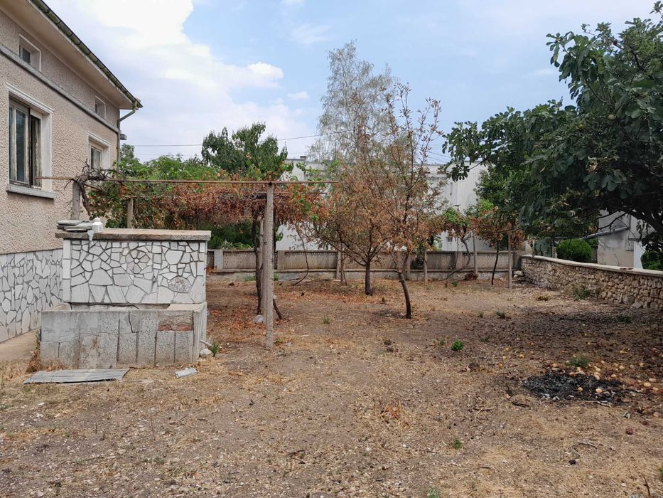 Монолитна къща на село с две бетонни плочи