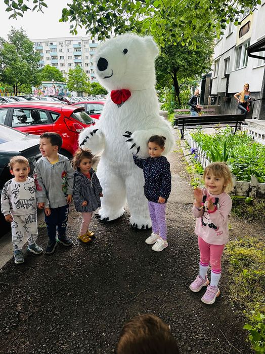 Голяма бяла мечка за вашите тържества.