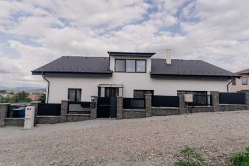 Casă individuală spațioasă cu 7 dormitoare și piscină  în Bistrița